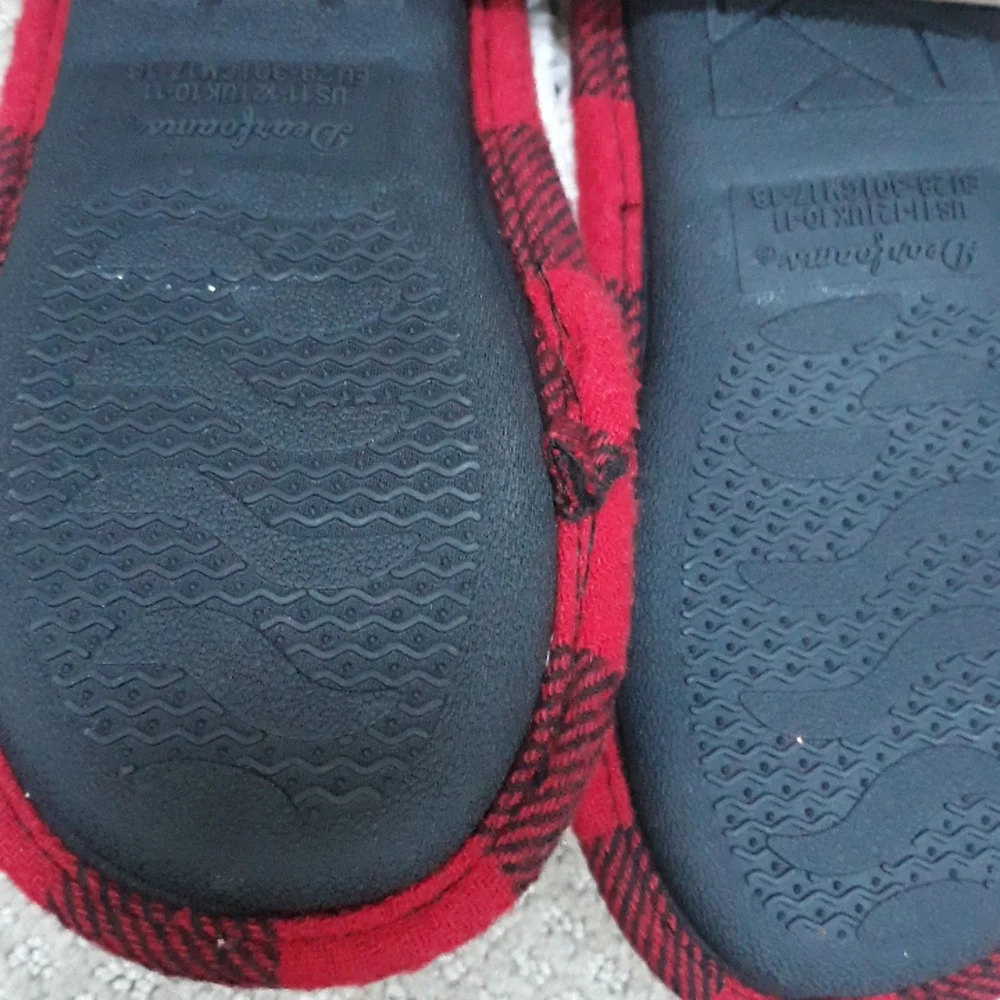 Dearfoams boys or girls Lil Bear slippers. 2 pairs. Size 11/12